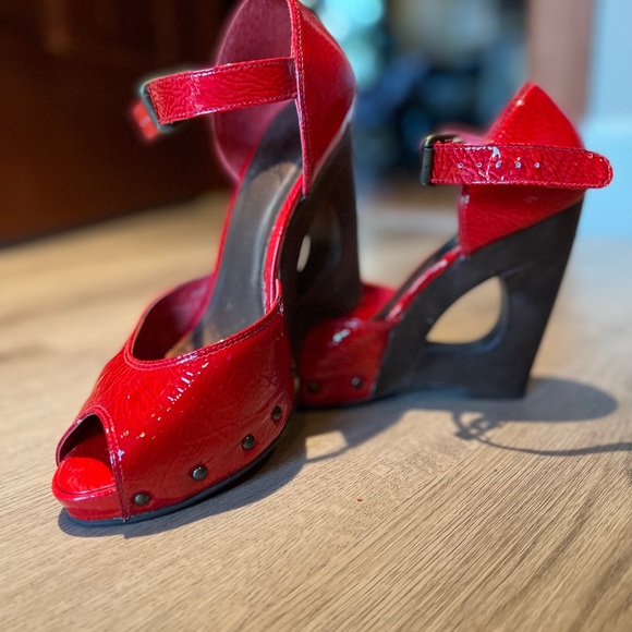 Patent leather salsa red wedges - Picture 3 of 6
